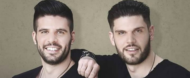 οι Droulias Brothers χαμογελαστοι σκεφτονται την νεα τους επιτυχια