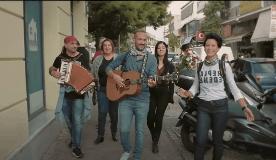 Να εκδηλωθούμε στιχοι Γιωργος Καραδημας