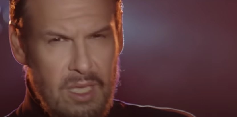 Πάνος Κιάμος πλάνο από το music video